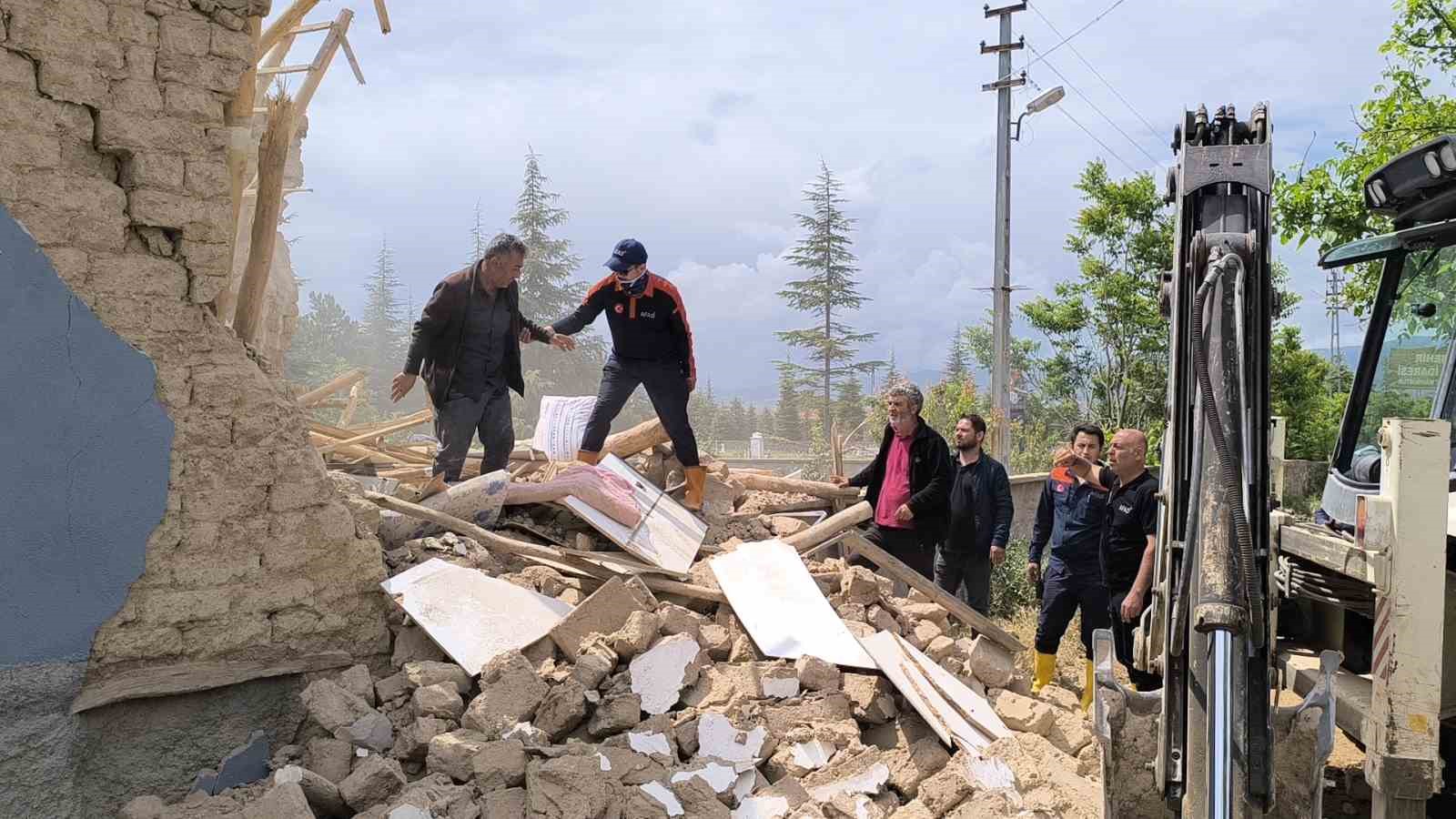 Evini kaybetti, ekmek teknesini enkazdan &ccedil;ıkardı
