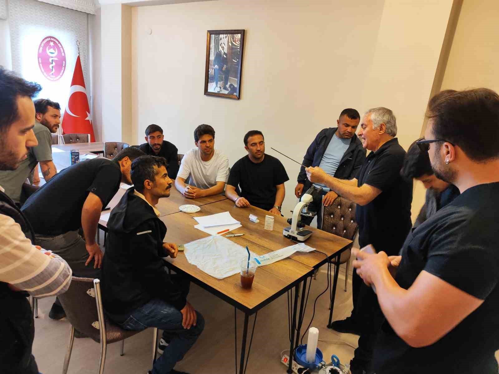 Kars&rsquo;ta, "İneklerde Rektovaginal Y&ouml;ntemle Suni Tohumlama" kursu tamamlandı
