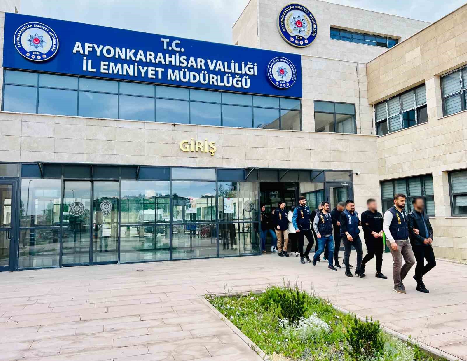 Dolandırıcılara yönelik operasyonda 13 kişi tutuklandı