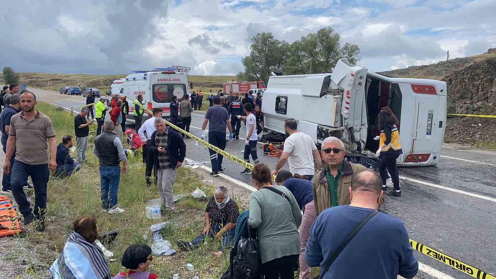 Midibüs şarampole devrildi: 2 ölü, 27 yaralı