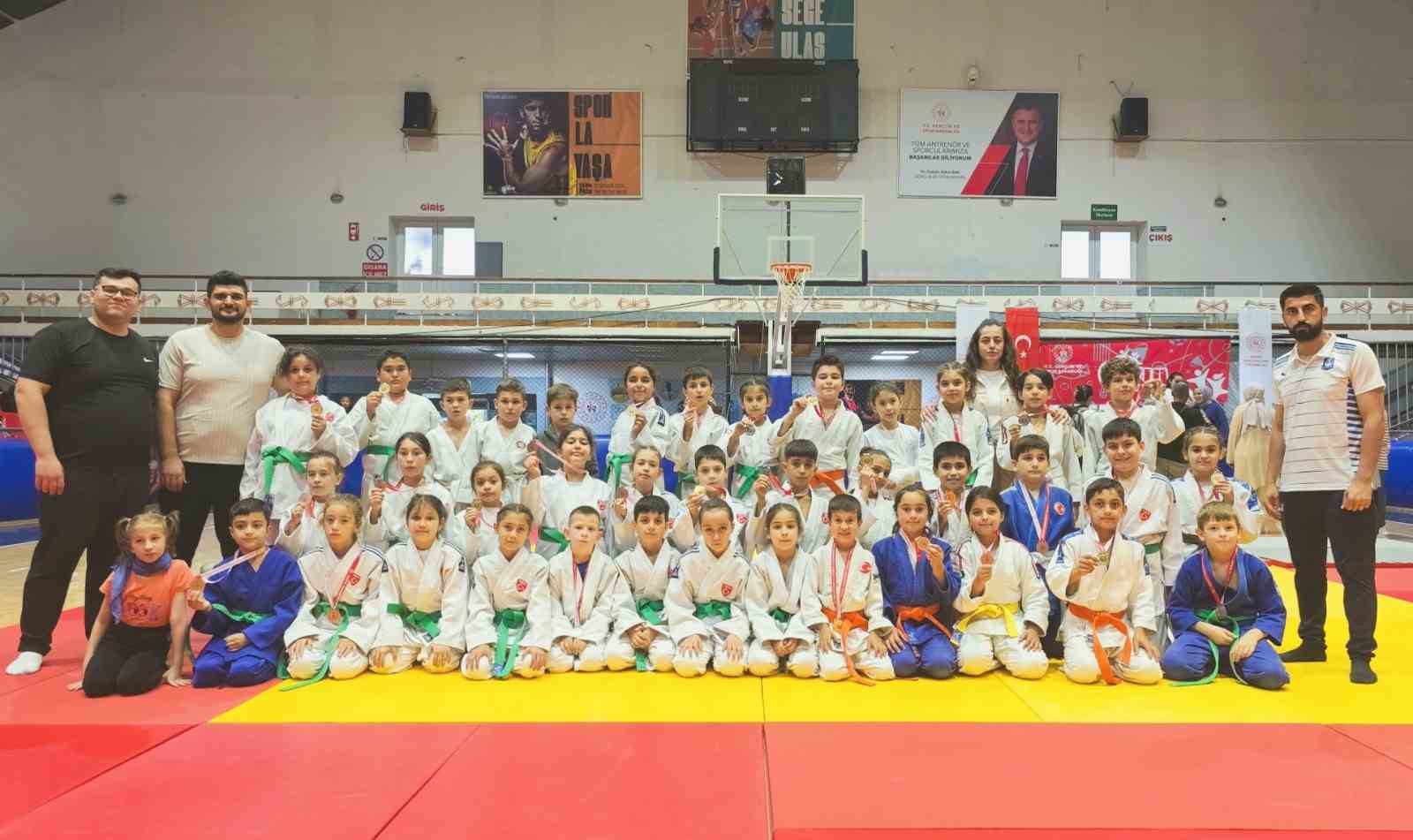 Yunusemreli minik judocular madalyaya doymuyor