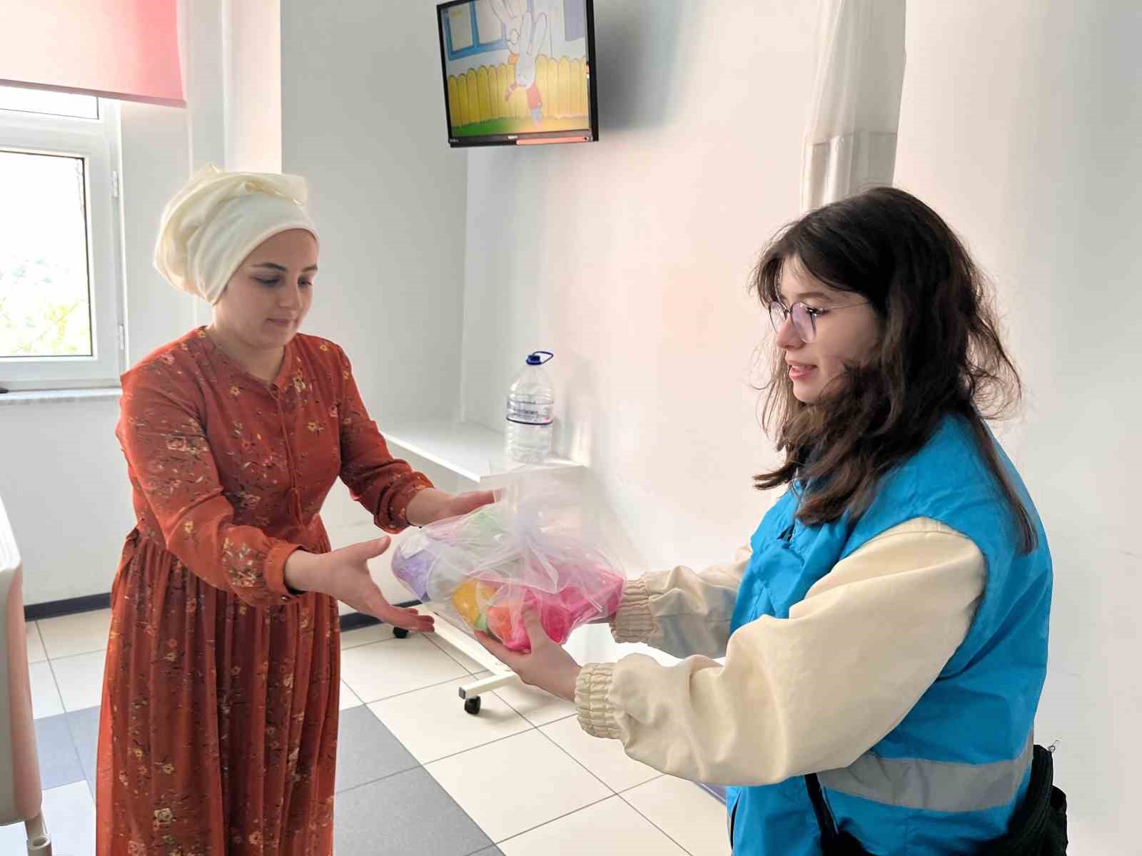 Minik hastalara moral oldular
