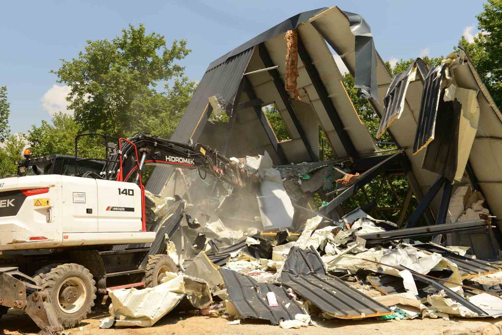 Ka&ccedil;ak villalar bir bir yıkıldı
