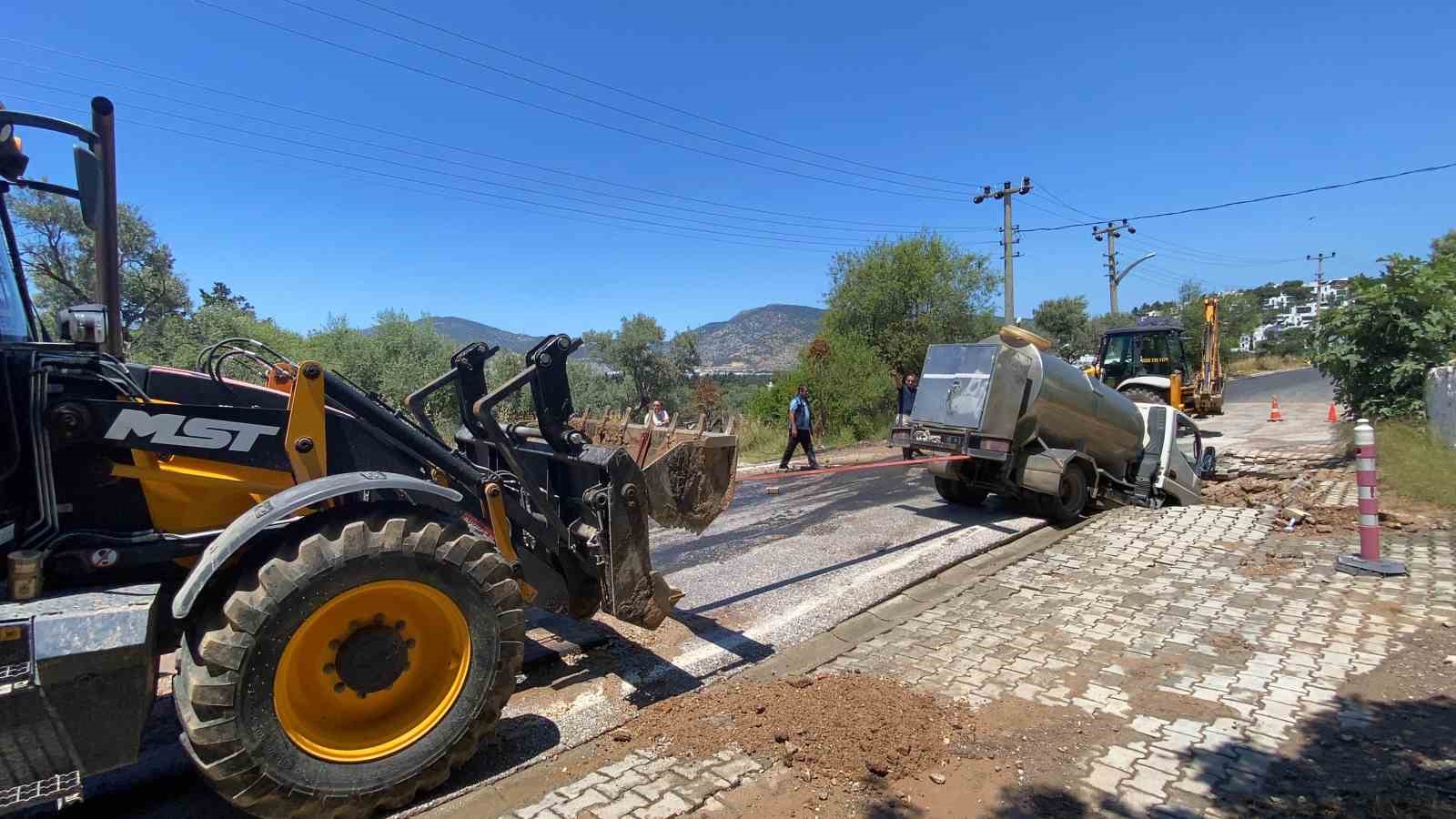 Bodrum&rsquo;da isale hattı patladı, tanker &ccedil;ukura d&uuml;şt&uuml;
