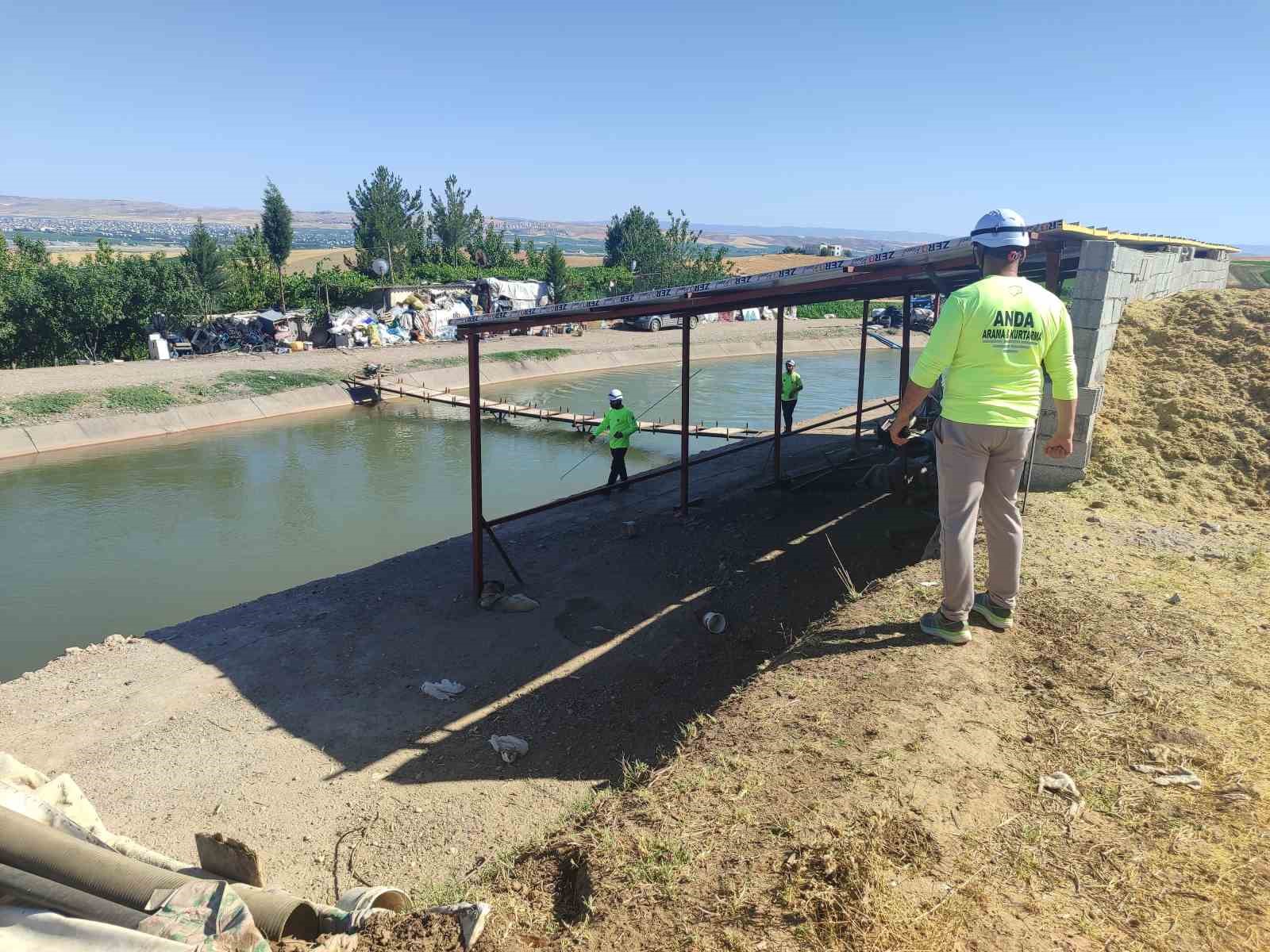 Diyarbakır&rsquo;da sulama kanalına d&uuml;şm&uuml;ş olabileceği değerlendirilen kişi i&ccedil;in arama &ccedil;alışması başlatıldı
