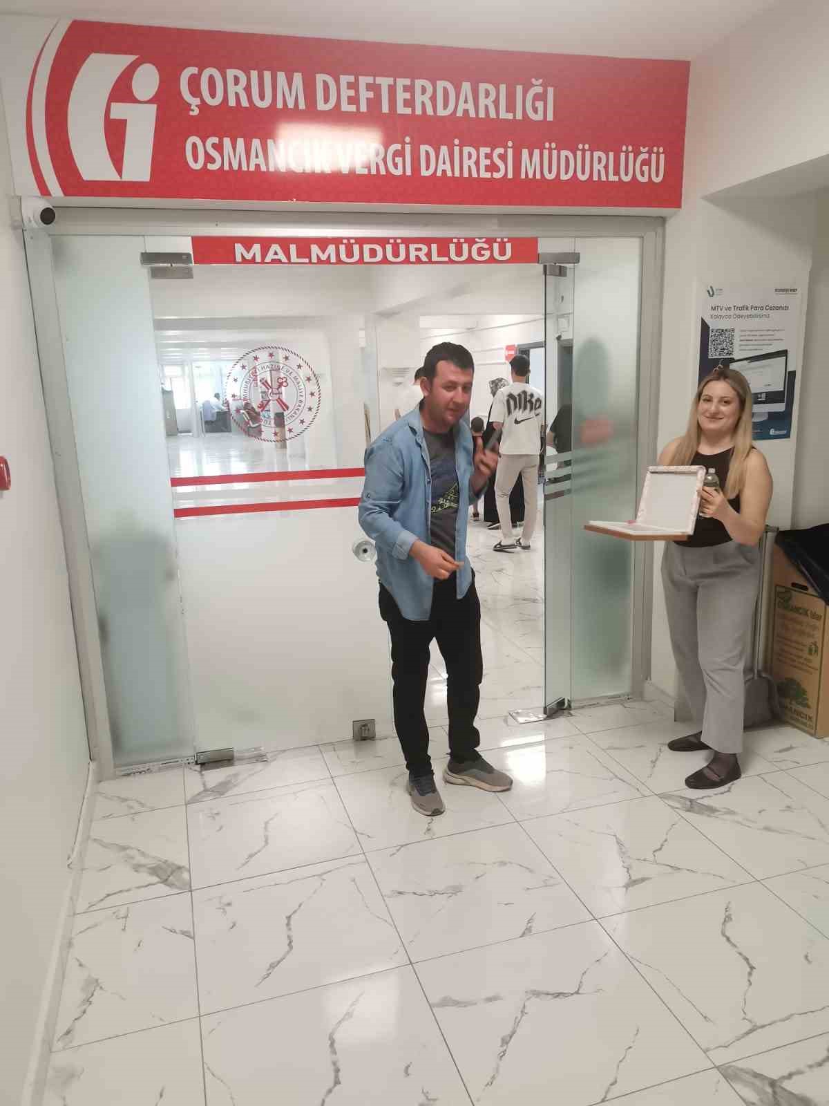 Vergi borcunu &ouml;demeye gelen m&uuml;kelleflere &ccedil;ikolatalı karşılama
