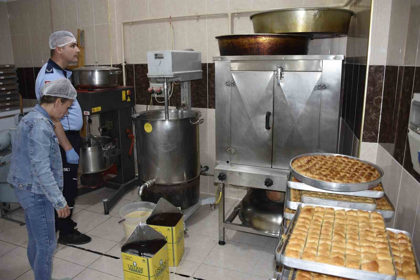 Karacabey Zabıtası’ndan gıda güvenliği için bayram mesaisi