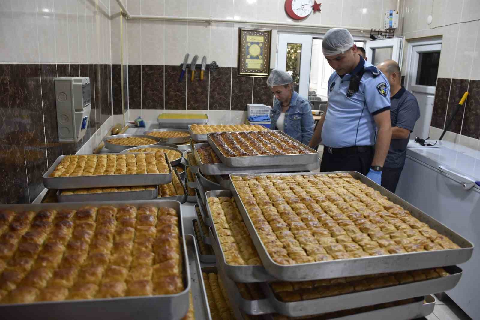 Karacabey Zabıtası&rsquo;ndan gıda g&uuml;venliği i&ccedil;in bayram mesaisi
