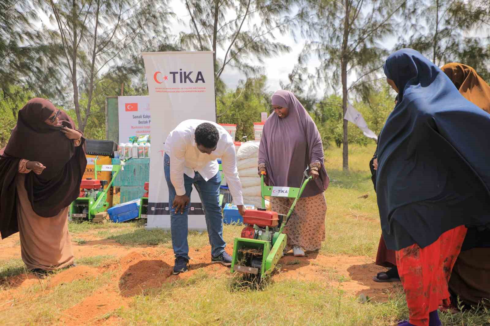 TİKA&rsquo;dan Somalili kadın &ccedil;ift&ccedil;ilere verimlilik eğitimi ve tarım ekipmanı desteği
