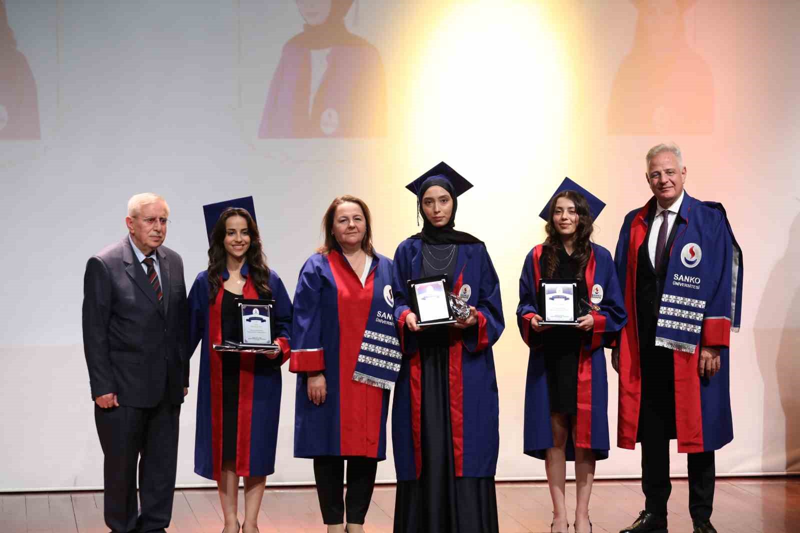 SANKO Üniversitesi’nde mezuniyet coşkusu
