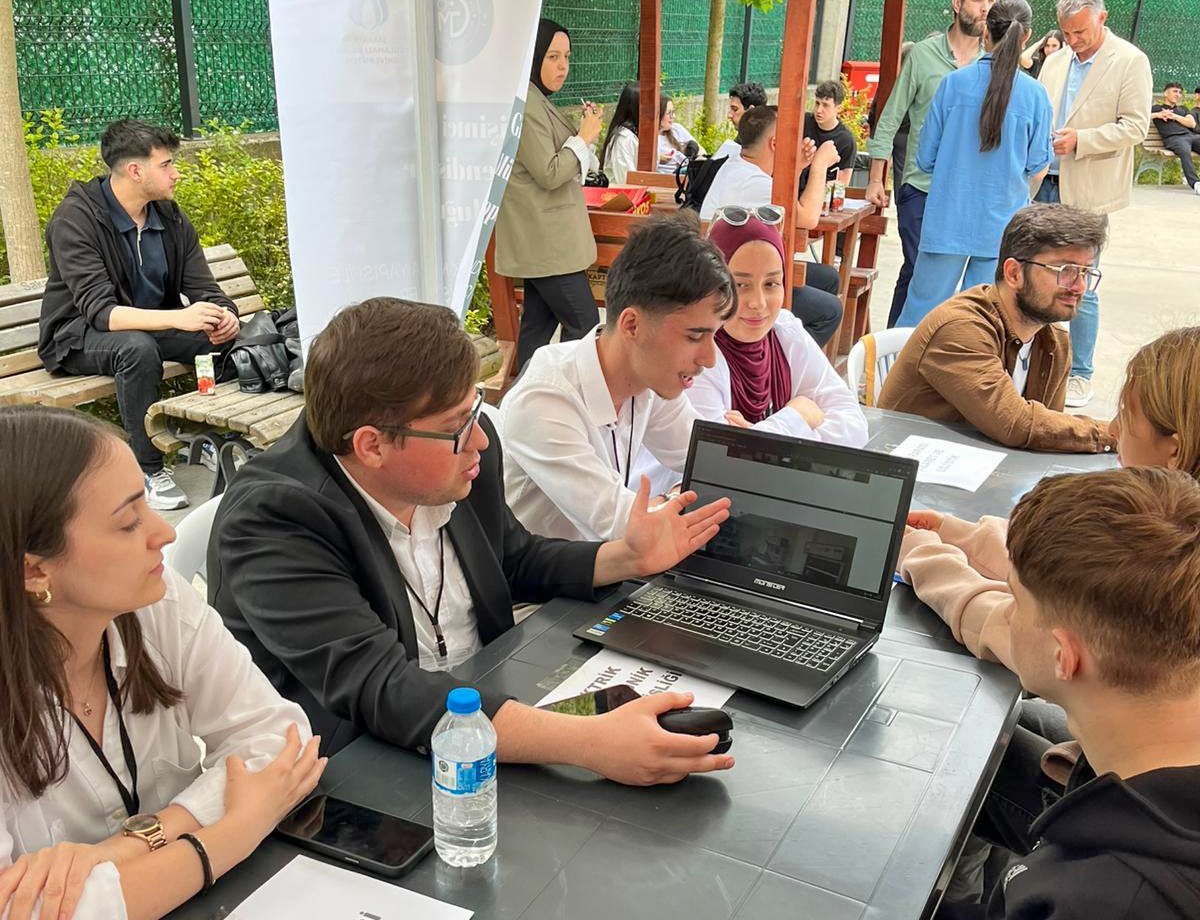 Kariyer &ccedil;adırları lise &ouml;ğrencileri i&ccedil;in kuruldu
