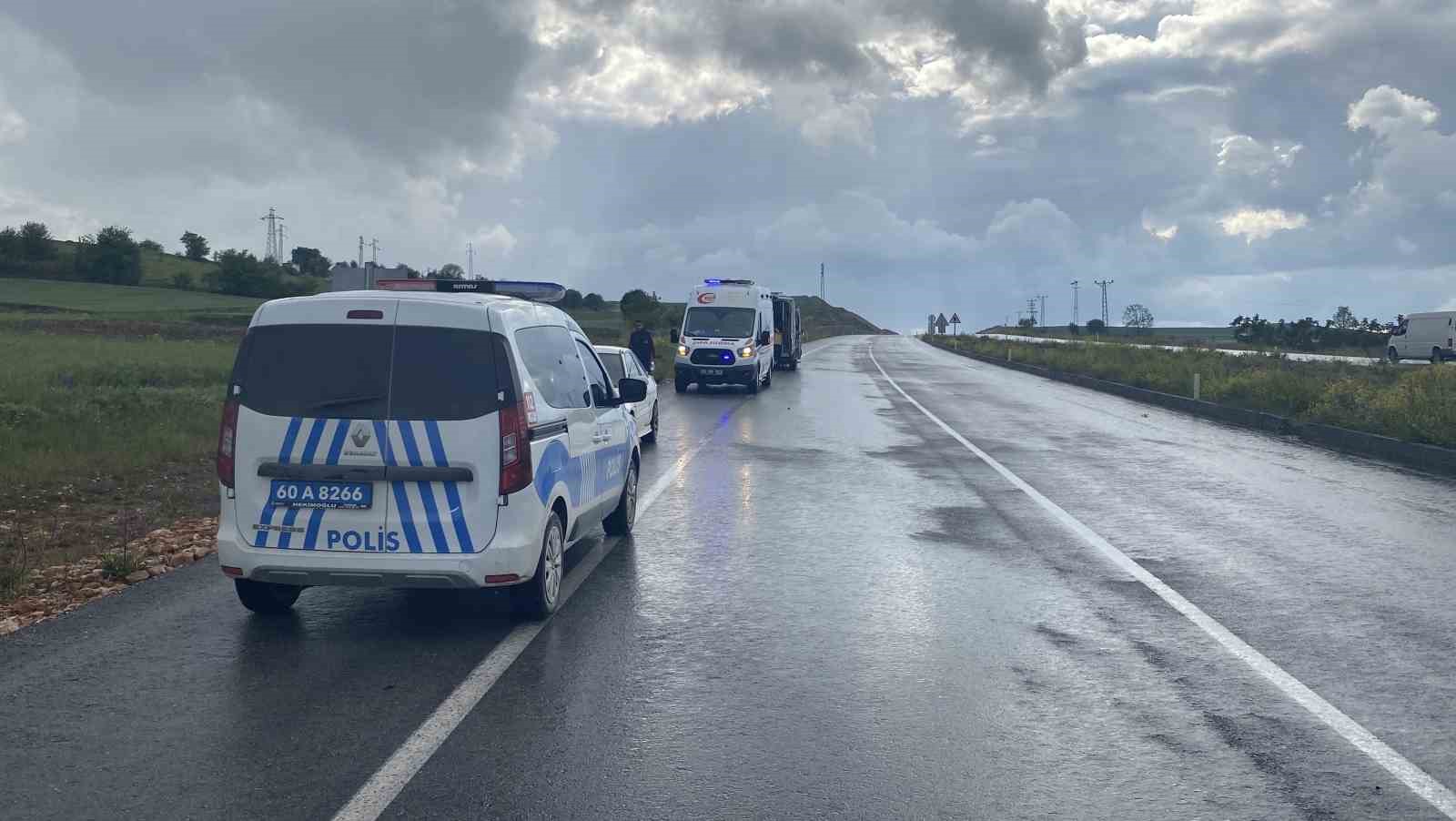 Tarlaya u&ccedil;an otomobildeki 3 kişi yaralandı
