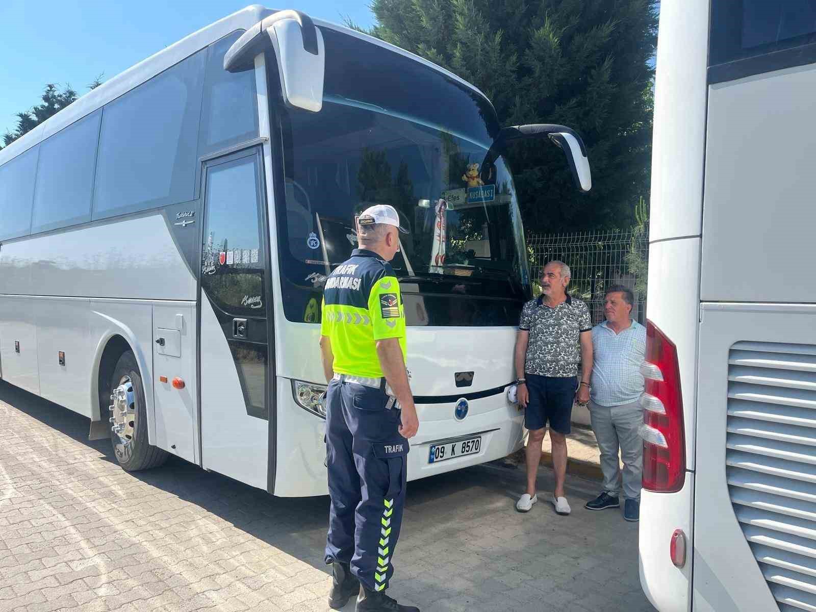 Jandarmadan gezi otob&uuml;slerine denetim
