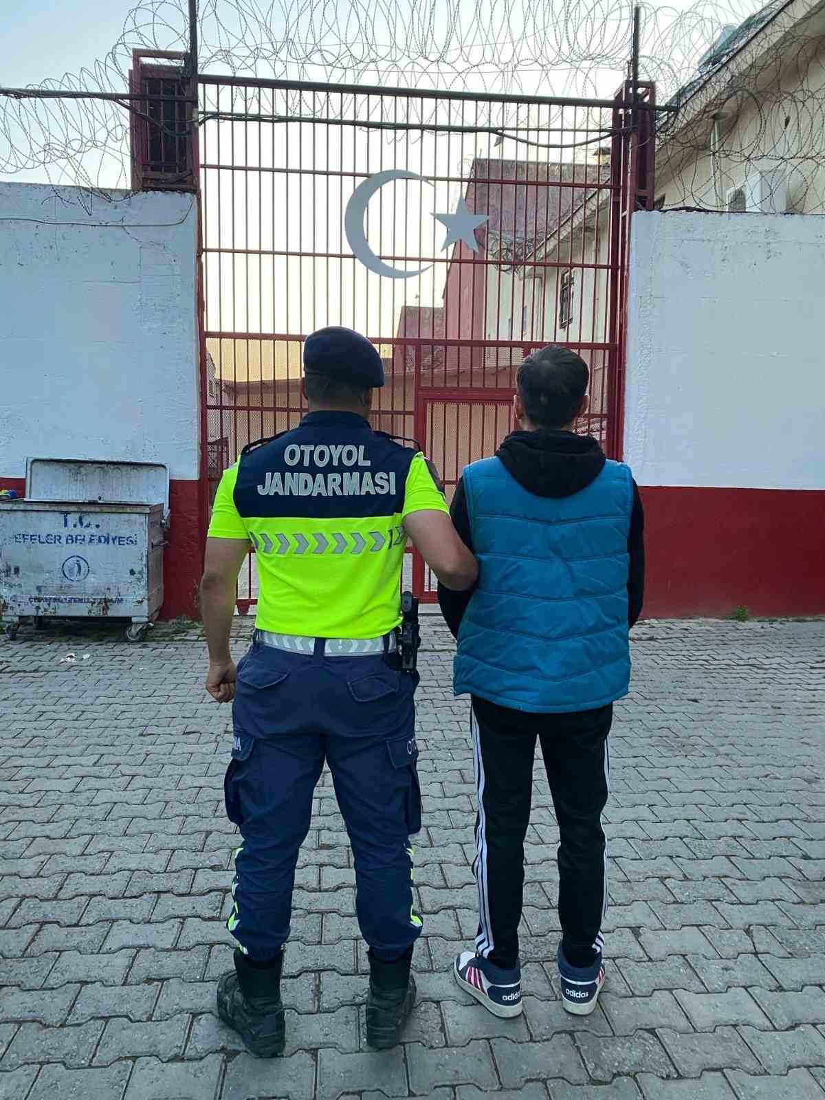 Düzensiz göçmenlerin arasına gizlenen şahıs suç makinesi çıktı