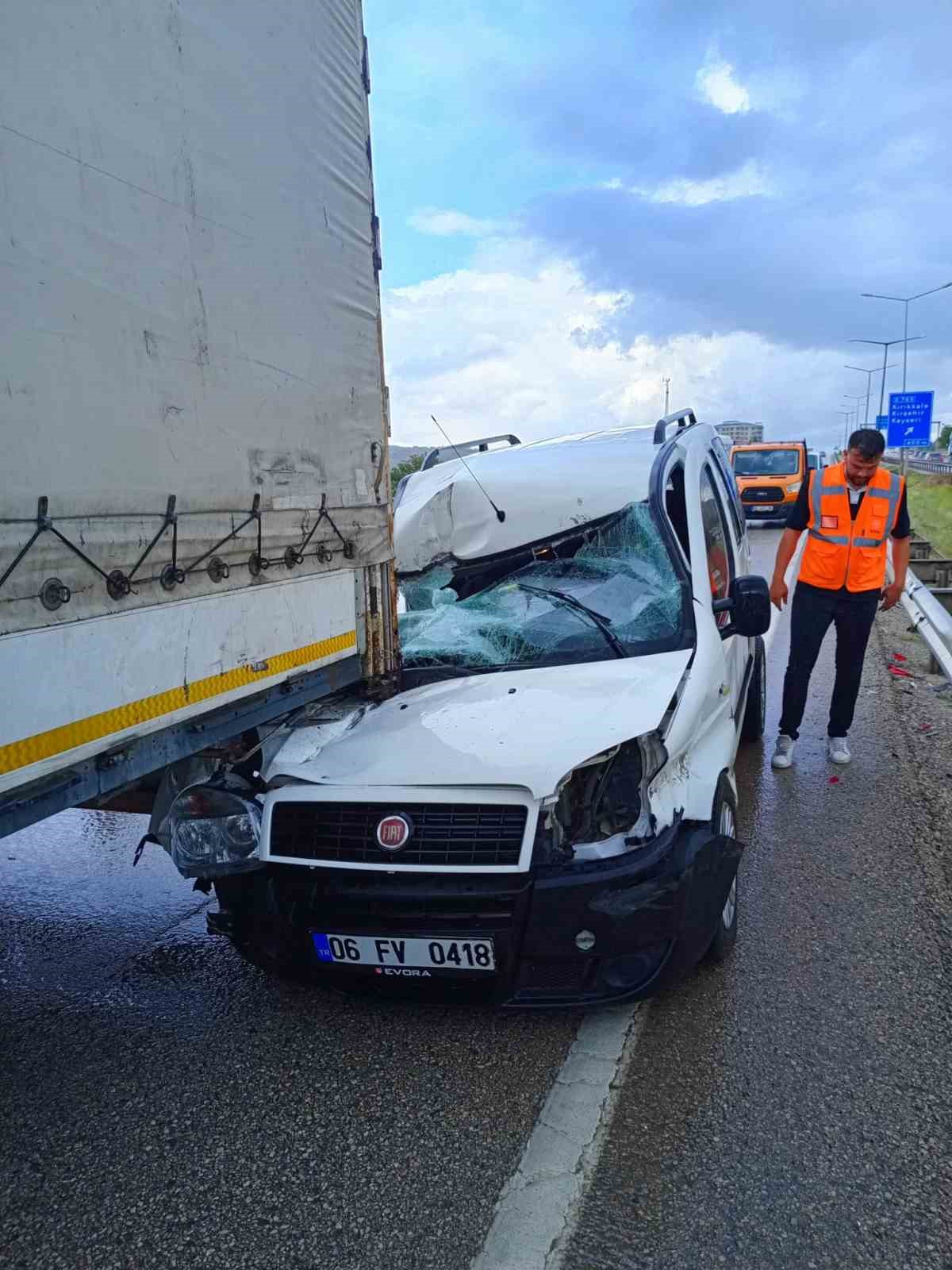 Tır ile hafif ticari araç çarpıştı: 2 yaralı