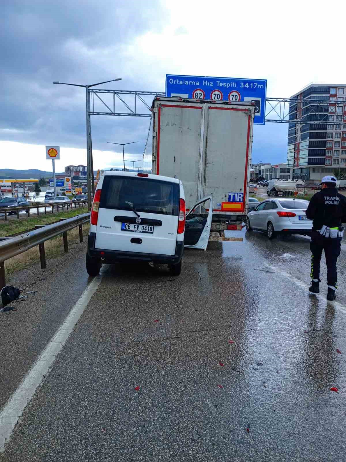 Tır ile hafif ticari ara&ccedil; &ccedil;arpıştı: 2 yaralı
