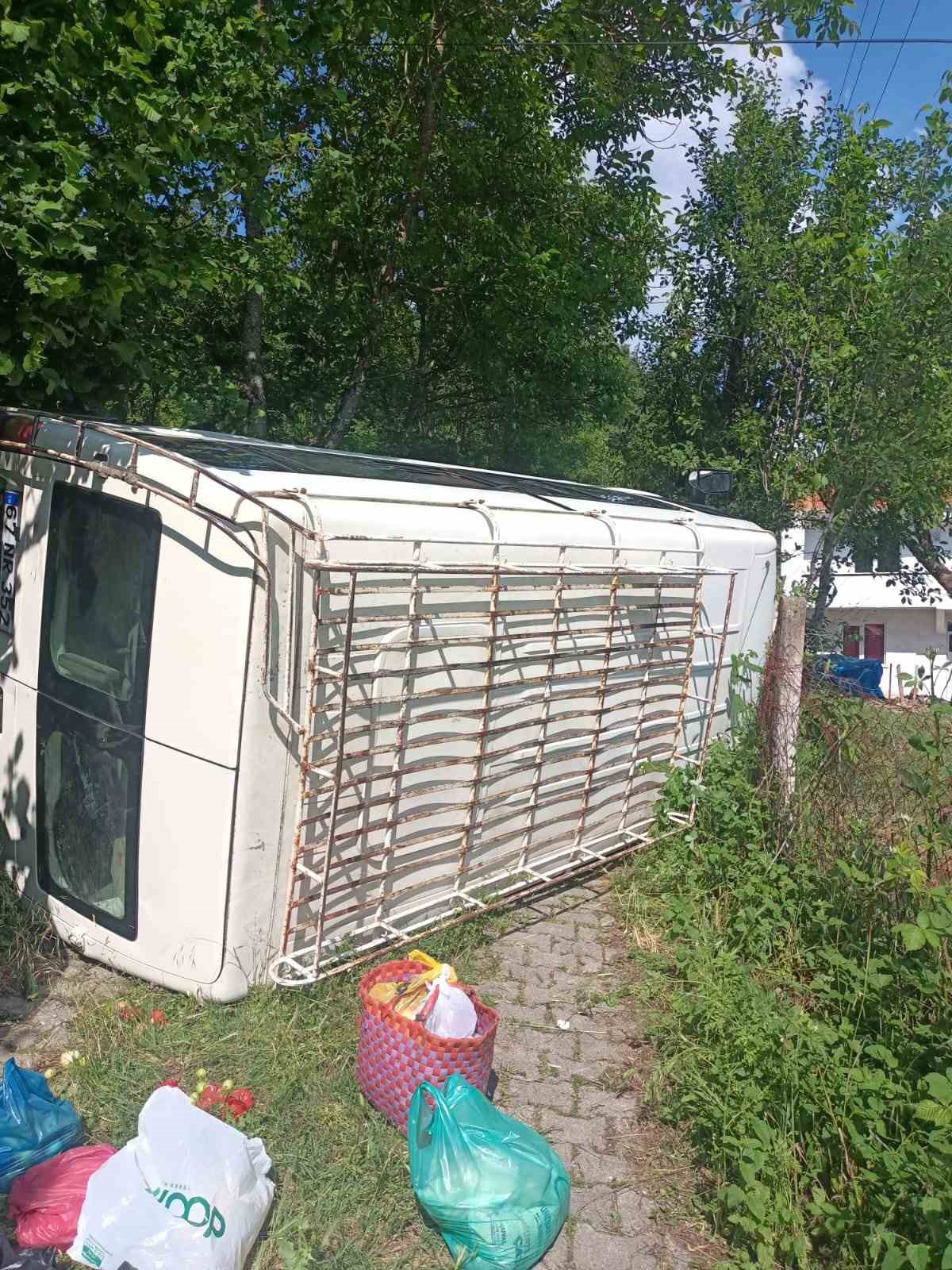 Zonguldak’ta minibüs devrildi: 3 yaralı