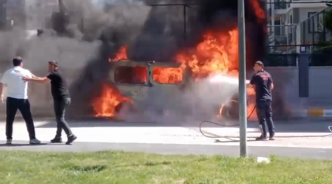 Van’da park halindeki minibüs alev alev yandı