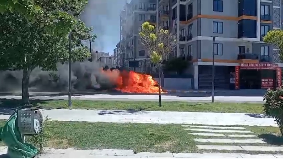 Van&rsquo;da park halindeki minib&uuml;s alev alev yandı
