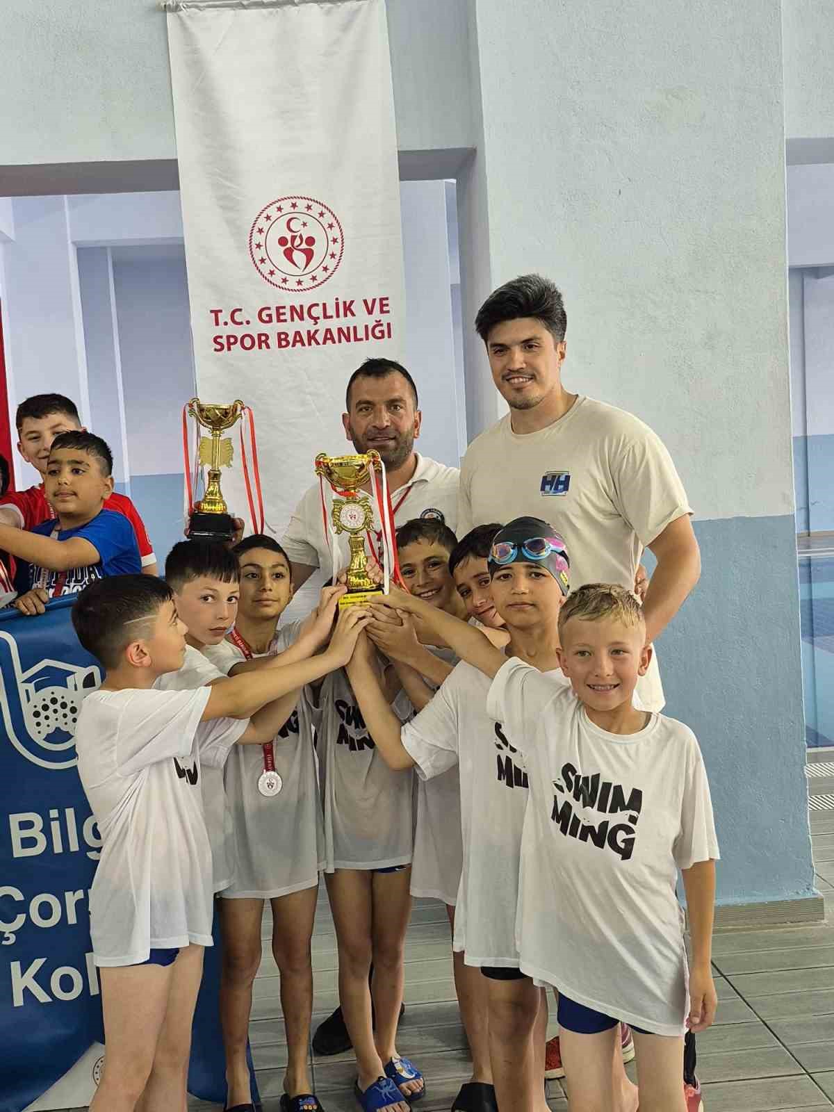 Çorum’da düzenlenen yüzme yarışında minik sporcular kıyasıya yarıştı