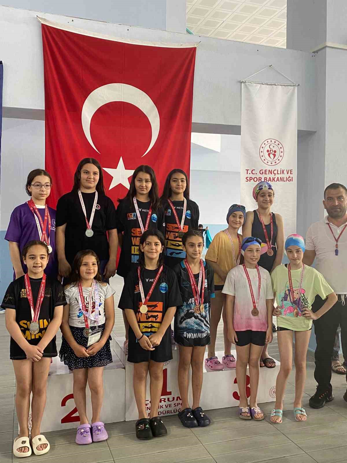 &Ccedil;orum&rsquo;da d&uuml;zenlenen y&uuml;zme yarışında minik sporcular kıyasıya yarıştı
