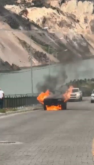 Artvin’de seyir halindeki otomobil alev alev yandı