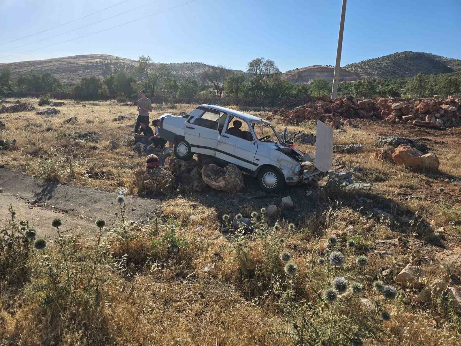 Motosiklet ile manevra yapan otomobil şarampole yuvarlandı: 5 yaralı