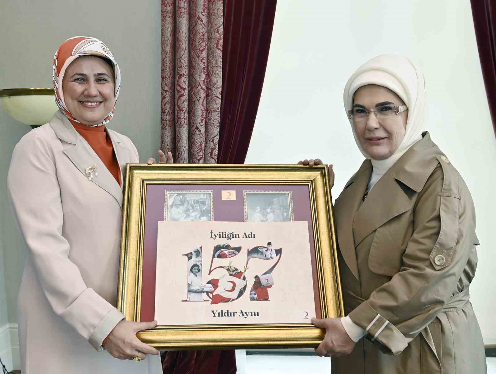 Emine Erdoğan, Türk Kızılay’a kurban bağışında bulundu
