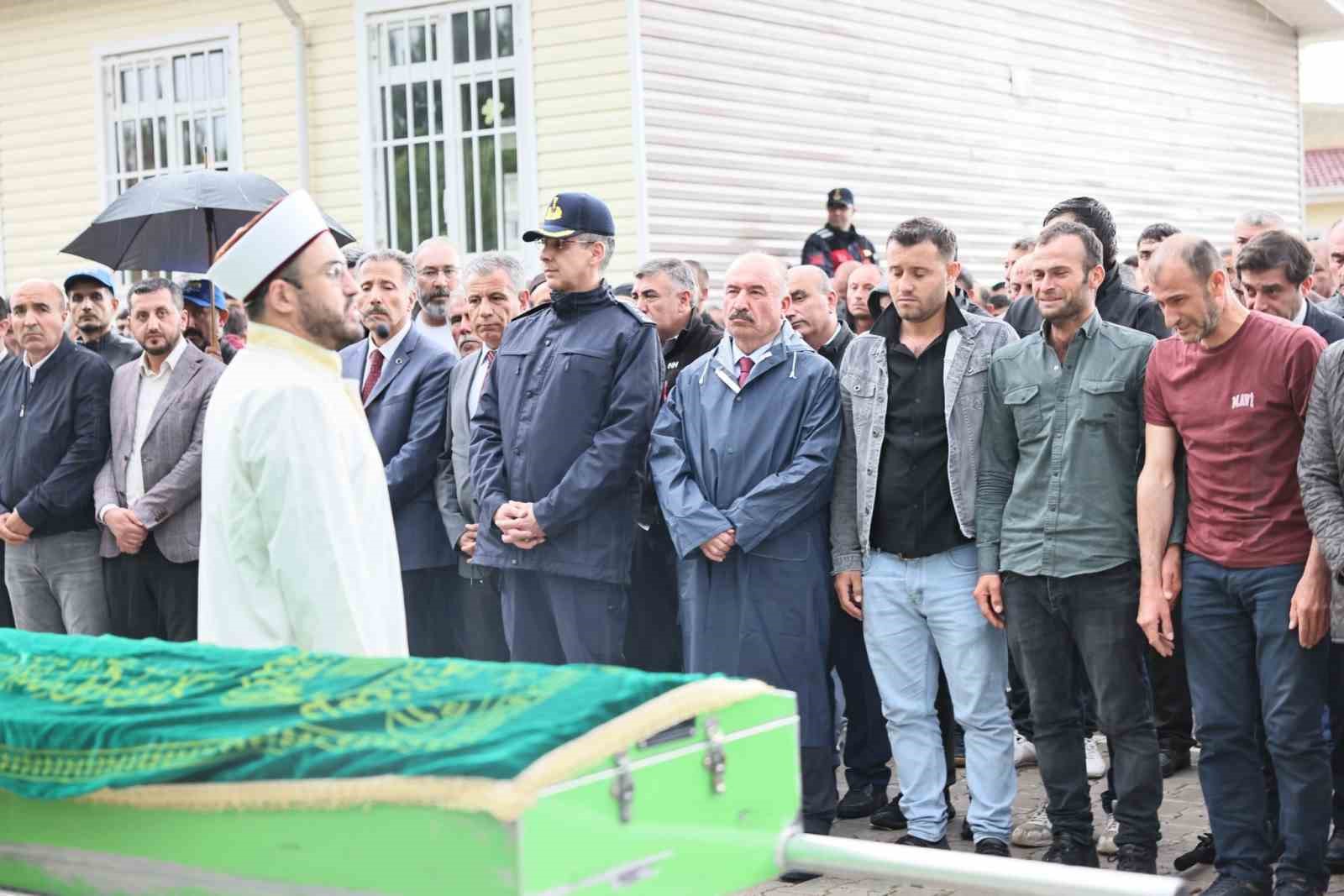 Mersin&rsquo;de denizde boğulan lise &ouml;ğrencisi memleketi &Ccedil;orum&rsquo;da son yolculuğuna uğurlandı
