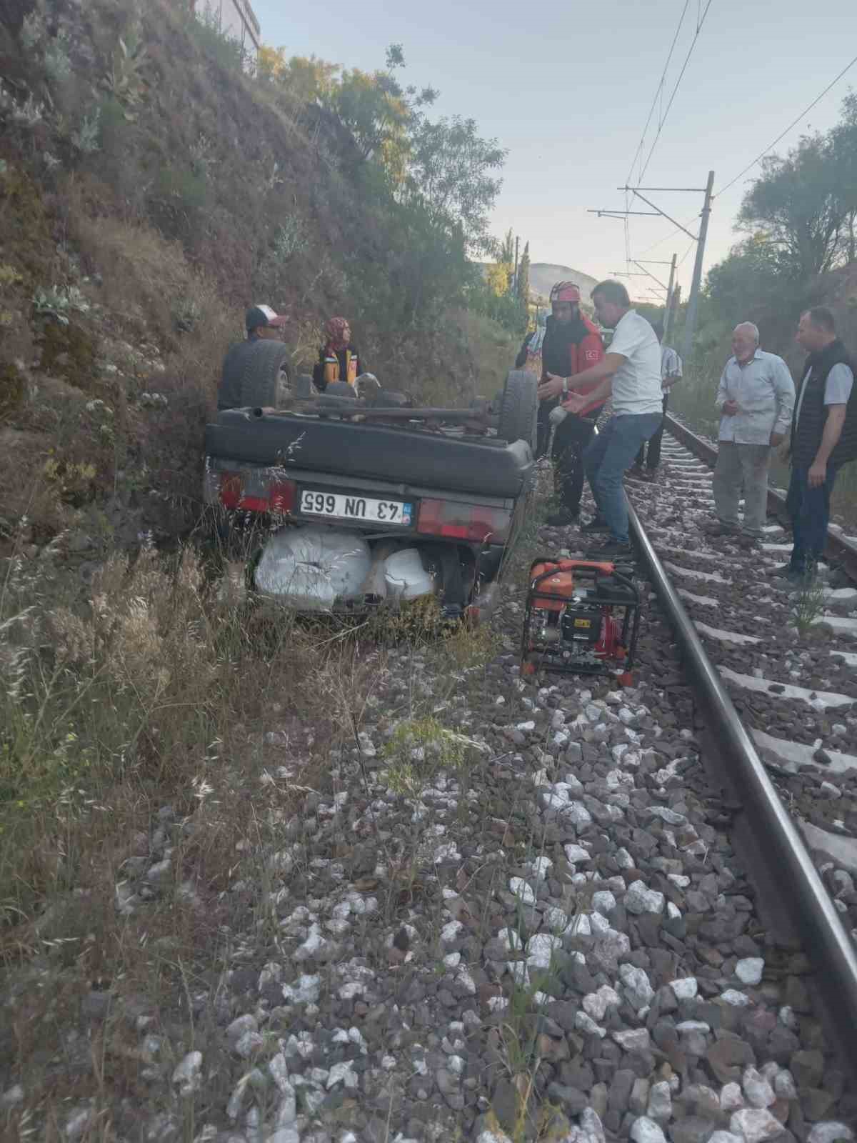 Dursunbey’de otomobil şarampolden tren yoluna uçtu