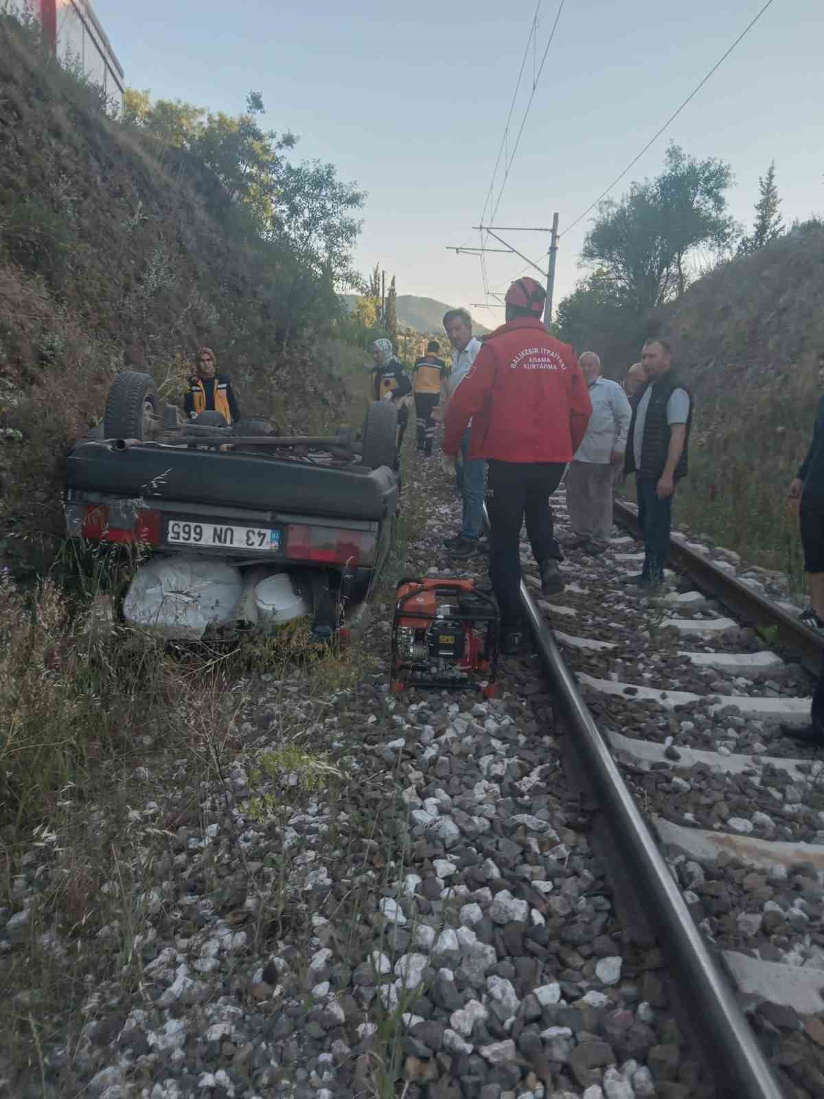 Dursunbey&rsquo;de otomobil şarampolden tren yoluna u&ccedil;tu
