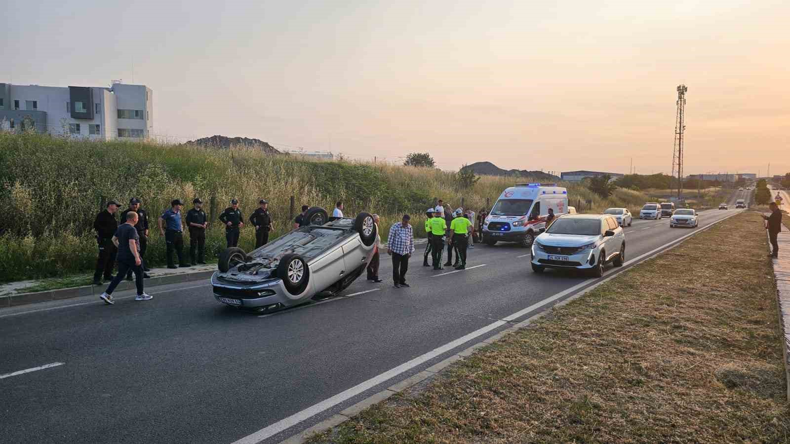 Ters d&ouml;nen otomobilden yara almadan kurtuldu
