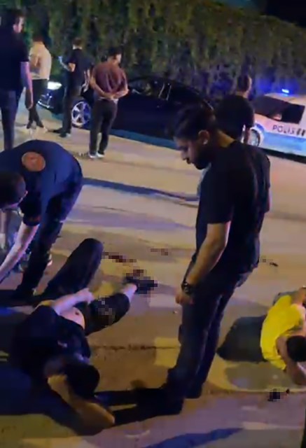 Yolda yürürken silahlı saldırıya uğrayan 2 genç yaralandı