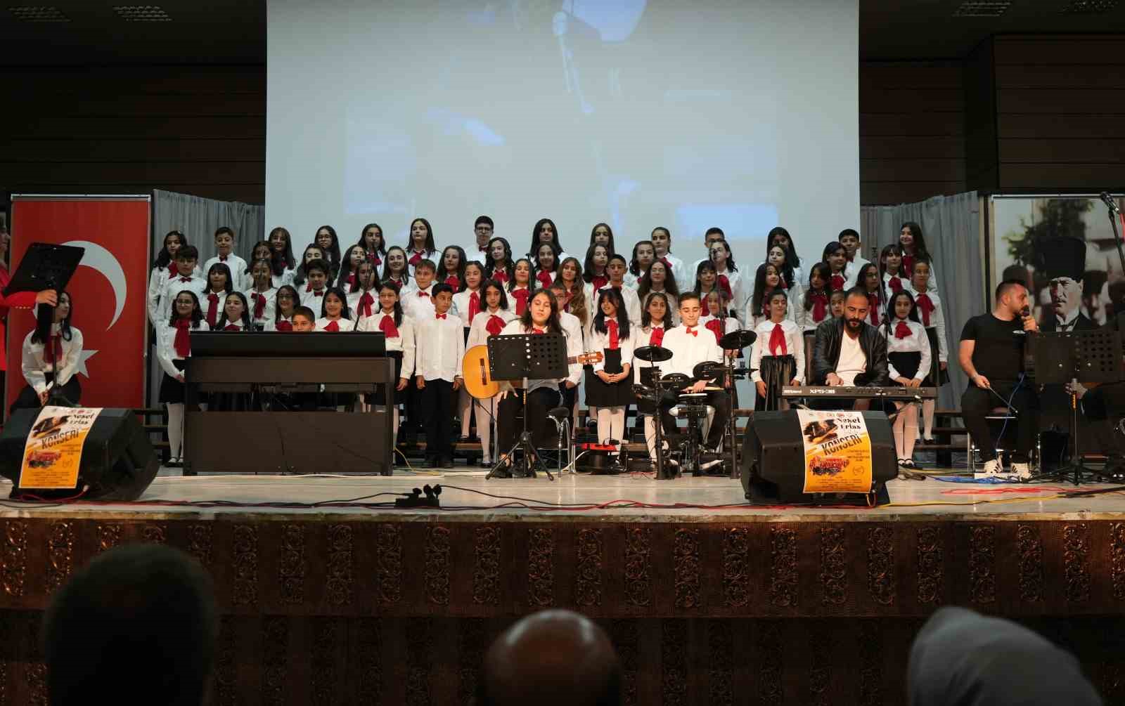 Ortaokul öğrencilerinden oluşan koro Neşet Ertaş türkülerini seslendirdi