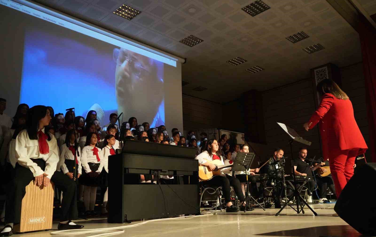 Ortaokul &ouml;ğrencilerinden oluşan koro Neşet Ertaş t&uuml;rk&uuml;lerini seslendirdi
