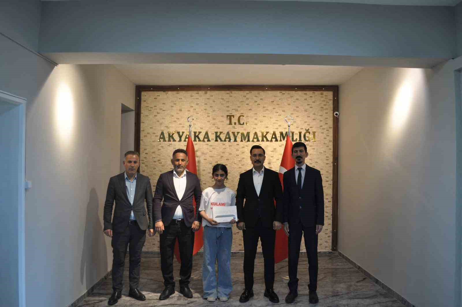 Akyaka&rsquo;da başarılı &ouml;ğrenci &ouml;d&uuml;llendirildi
