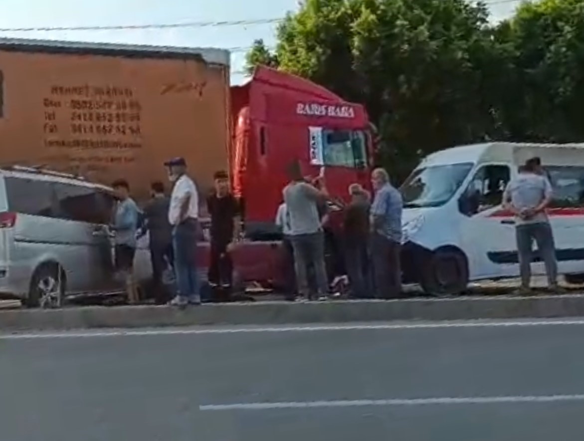 Mersin’de 3 aracın karıştığı kazada 2 kişi yaralandı