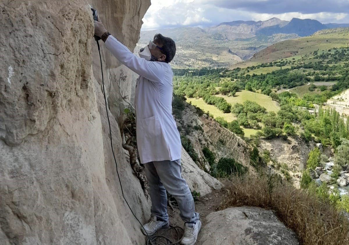 Urartu mağaralarında mikro kumlama yöntemiyle temizlik yapıldı