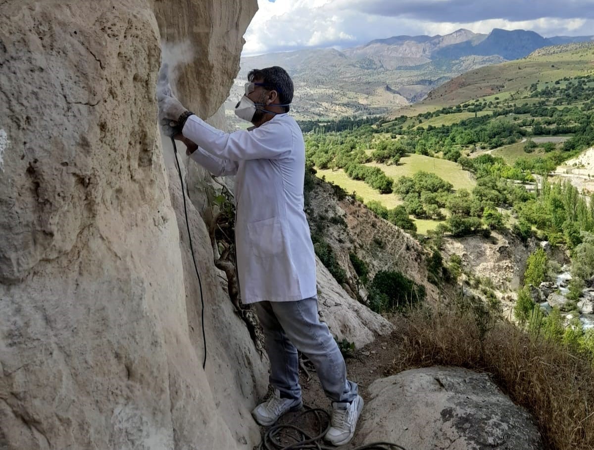 Urartu mağaralarında mikro kumlama yöntemiyle temizlik yapıldı