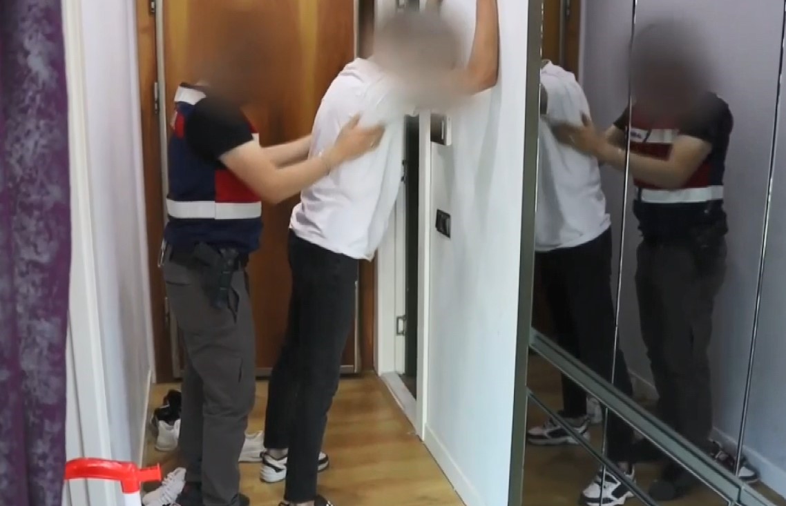 Mersin&rsquo;de tefecilik yapan 3 ş&uuml;pheli tutuklandı
