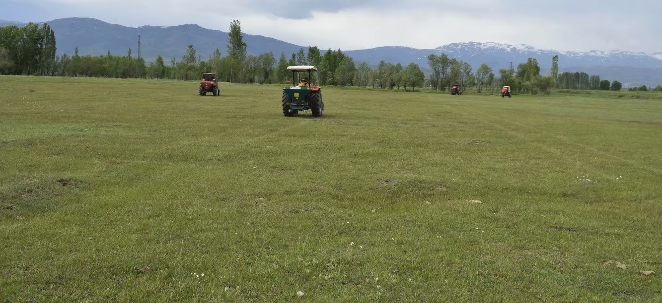 Bayburt&rsquo;ta 185 dekar mera alanında g&uuml;breleme &ccedil;alışması yapıldı
