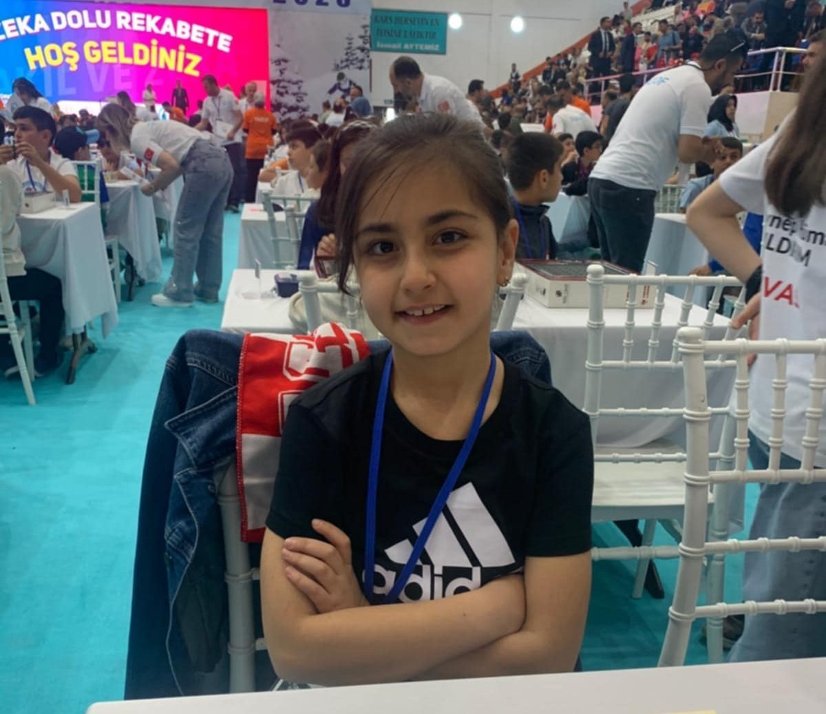 Minik Belinay&rsquo;dan y&uuml;rekleri ısıtan motif
