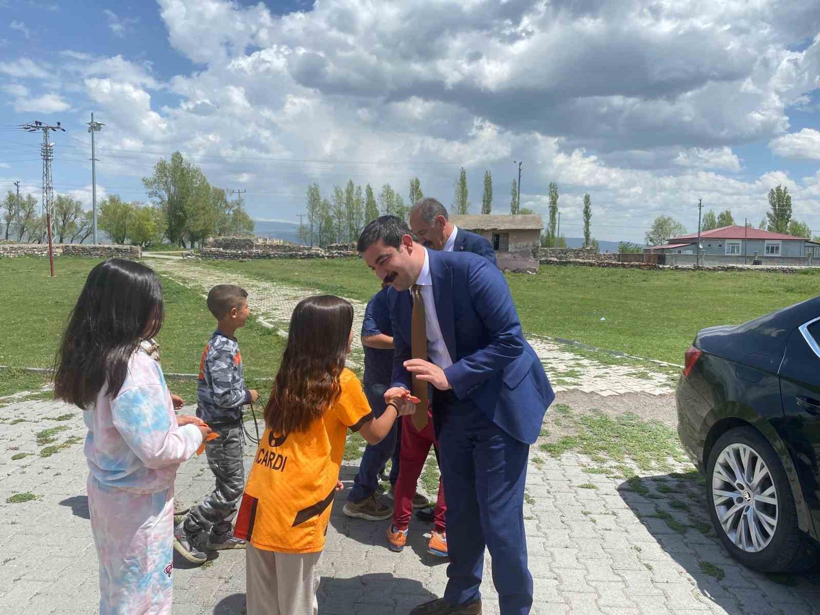 Kaymakam Akk&ouml;z ve Başkan Elma&rsquo;dan Yalın&ccedil;ayır İlkokulu&rsquo;na ziyaret
