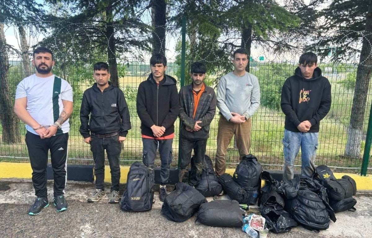 Tekirdağ&rsquo;da yol kontrol&uuml;nde 5 d&uuml;zensiz g&ouml;&ccedil;men ve 1 organizat&ouml;r yakalandı
