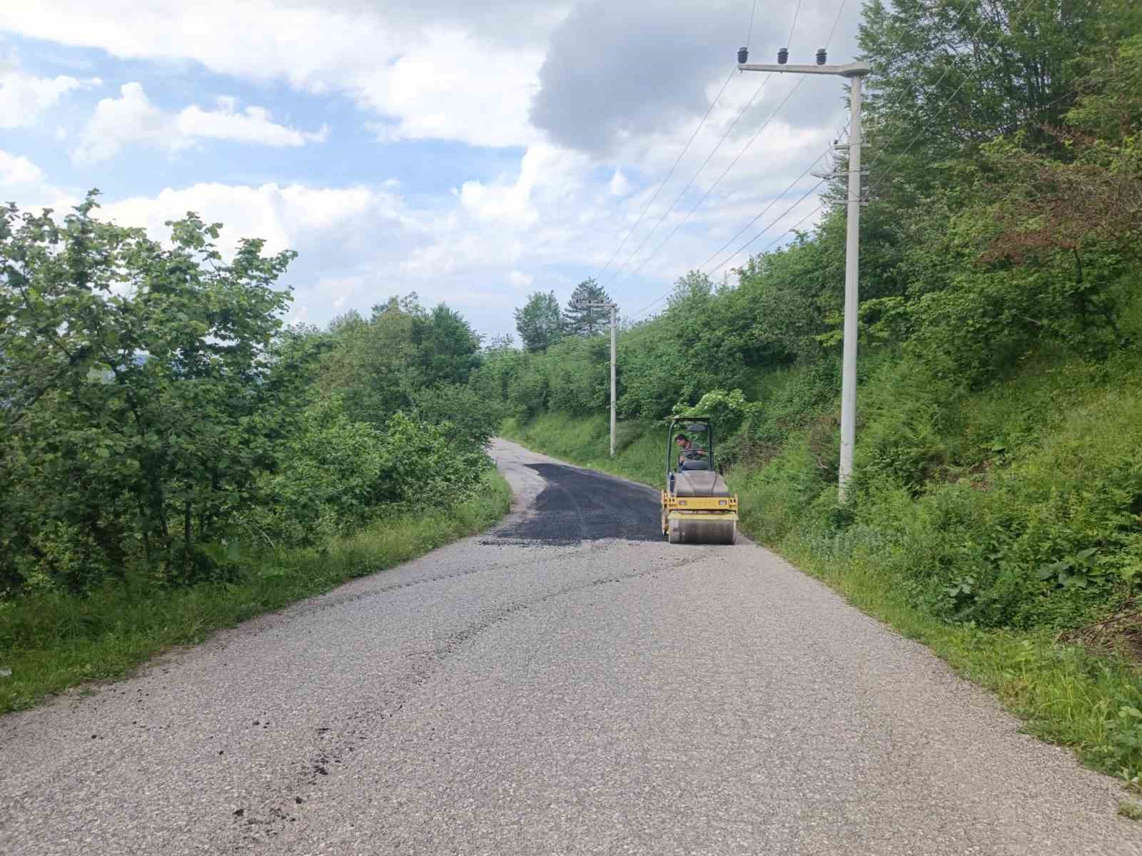 Bozuk yollarda yama &ccedil;alışmaları s&uuml;r&uuml;yor
