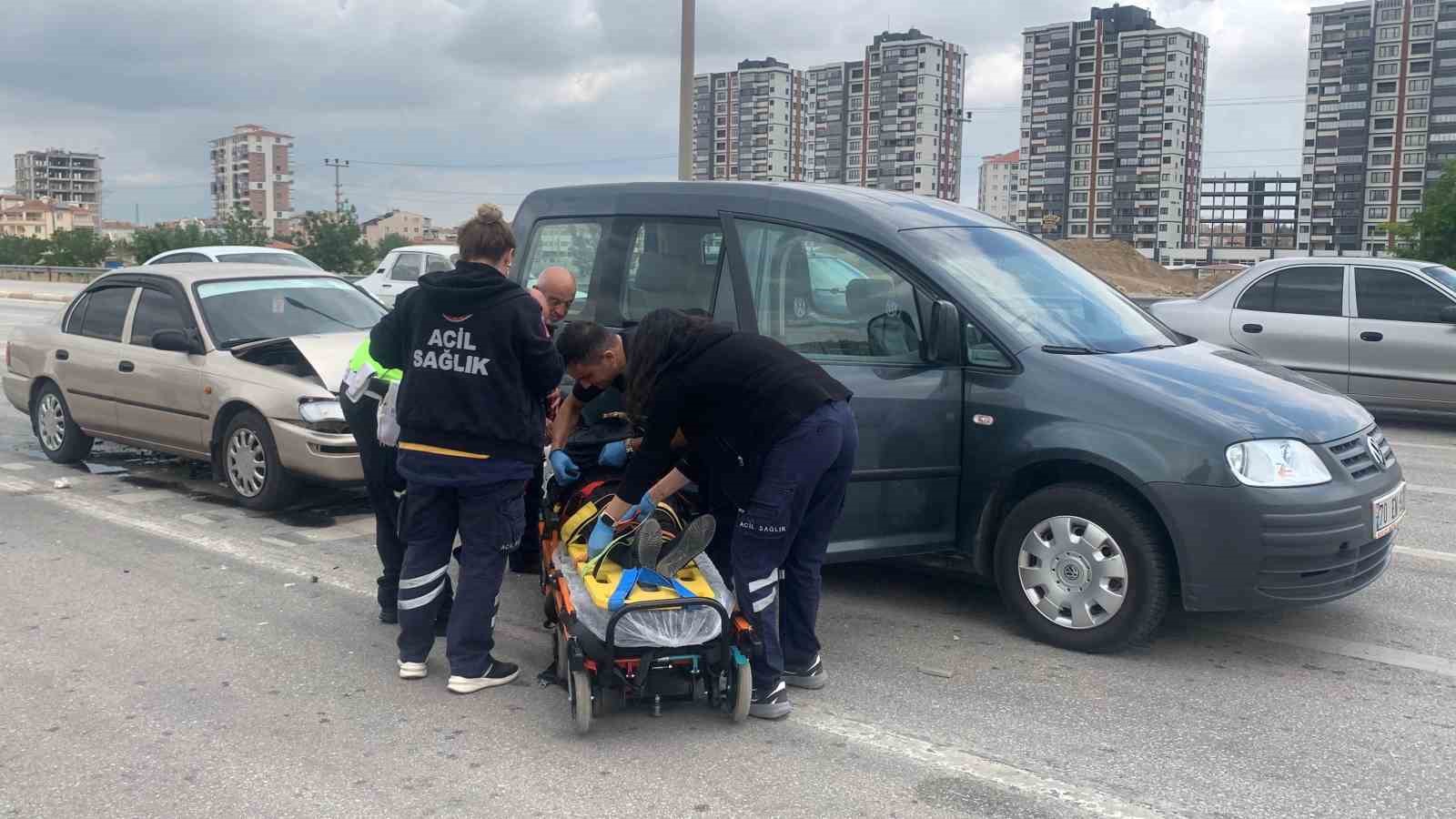 Karaman’da ışıkta bekleyen hafif ticari araca otomobil arkadan çarptı: 1 yaralı