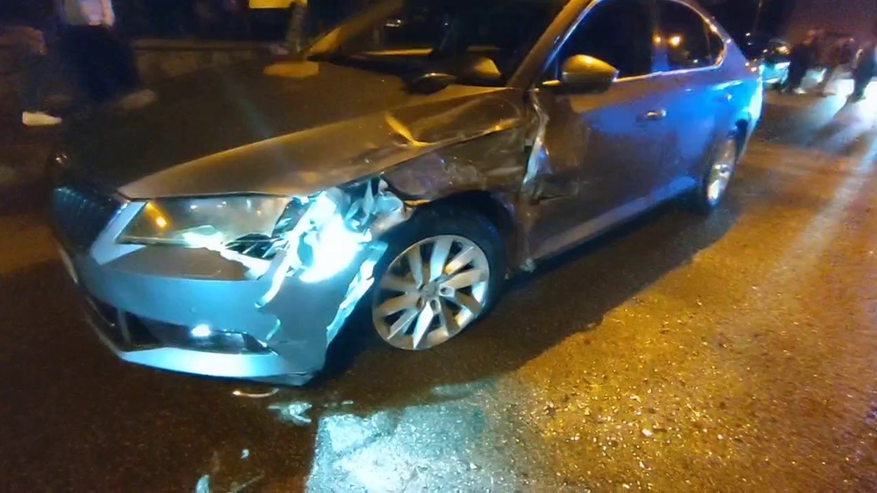 Palandöken’de iki otomobil kafa kafaya çarpıştı