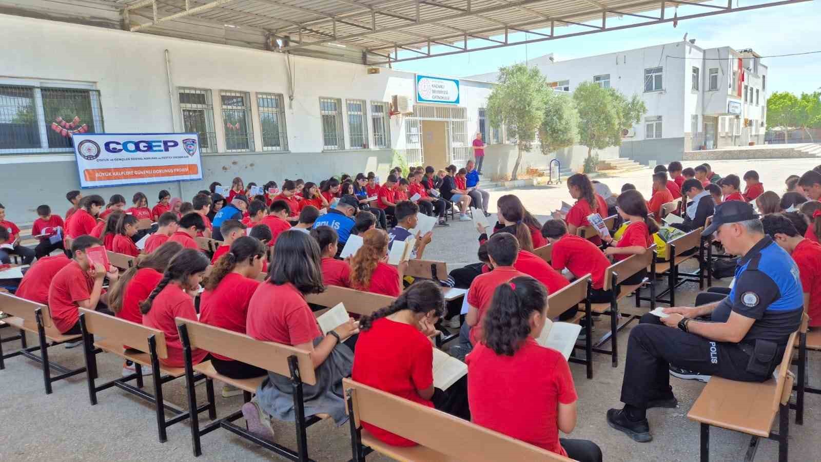 Mersin polisi öğrenciler için okuma etkinliği düzenledi