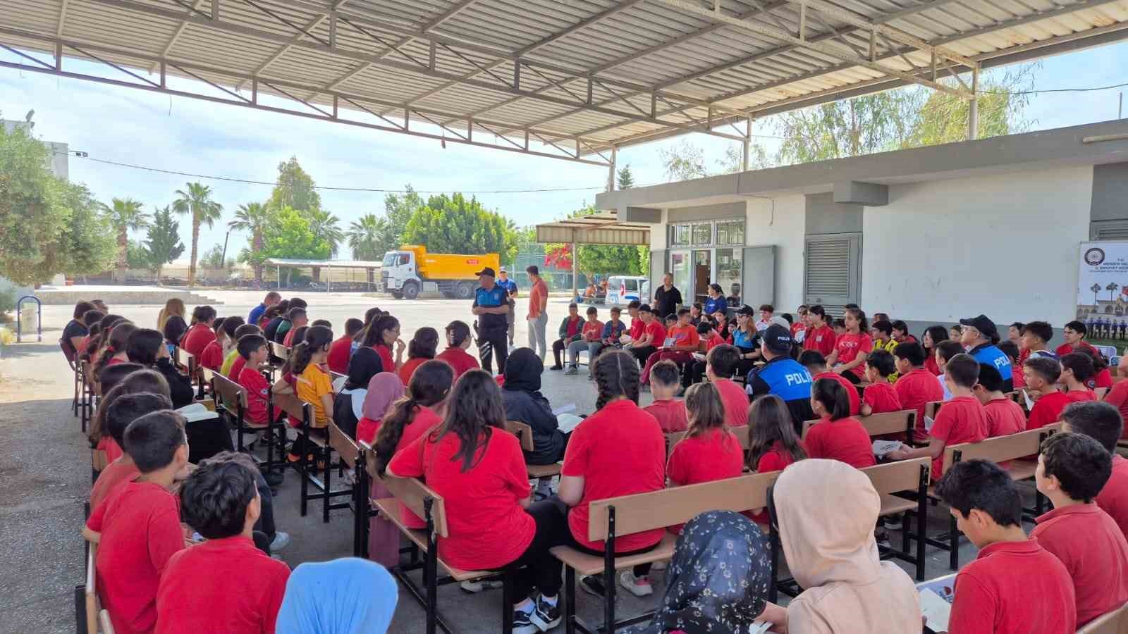 Mersin polisi öğrenciler için okuma etkinliği düzenledi
