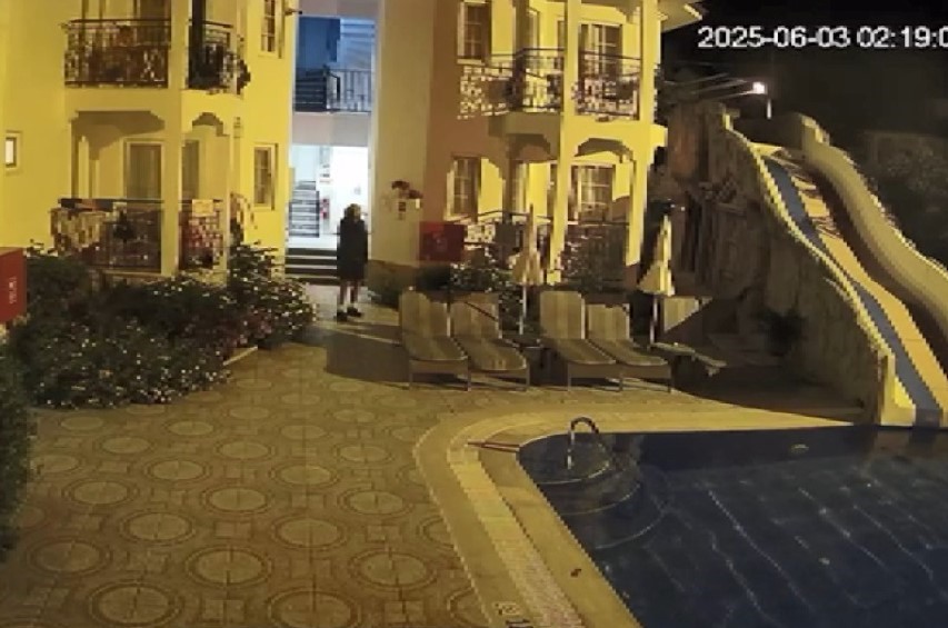 5.8 şiddetindeki deprem otelin havuzunu böyle etkiledi